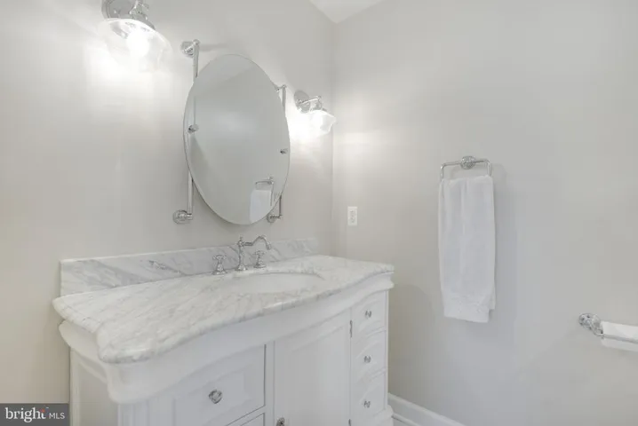9425 Lakeside Dr, Vienna, Virginia 22182