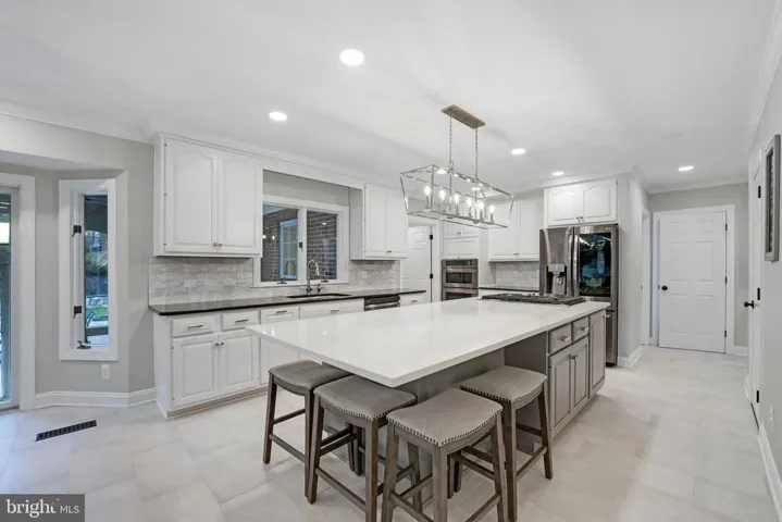 9425 Lakeside Dr, Vienna, Virginia 22182