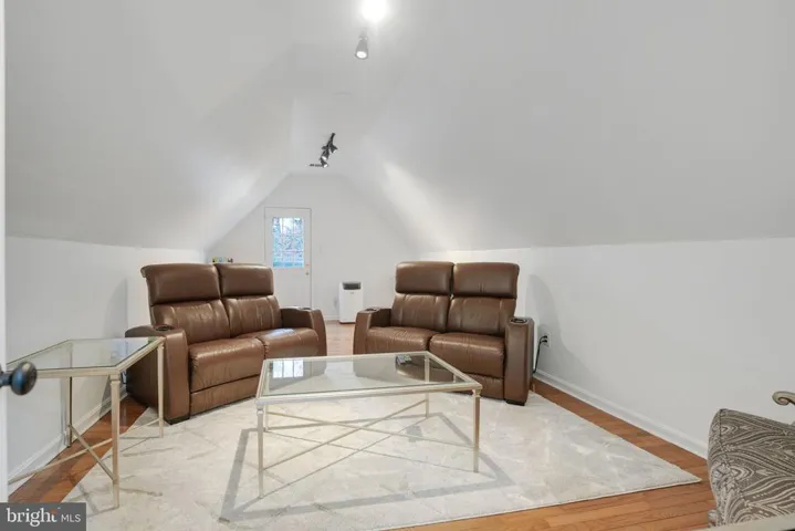 9425 Lakeside Dr, Vienna, Virginia 22182