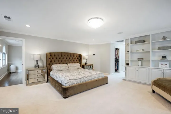 9425 Lakeside Dr, Vienna, Virginia 22182