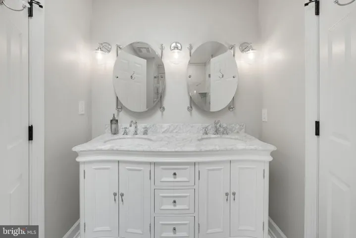 9425 Lakeside Dr, Vienna, Virginia 22182