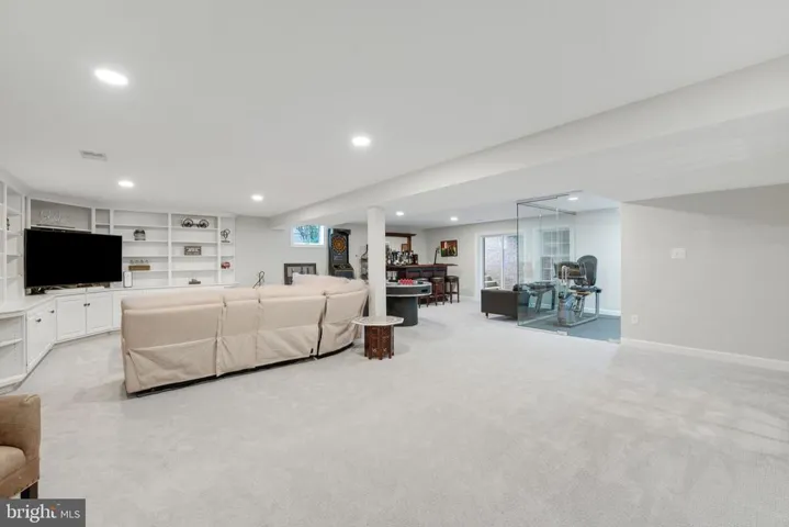 9425 Lakeside Dr, Vienna, Virginia 22182