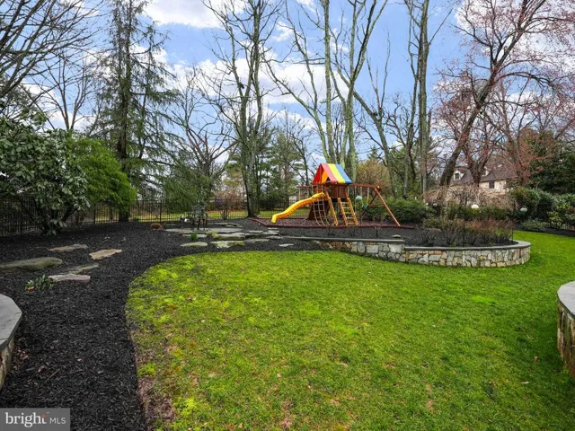 9425 Lakeside Dr, Vienna, Virginia 22182