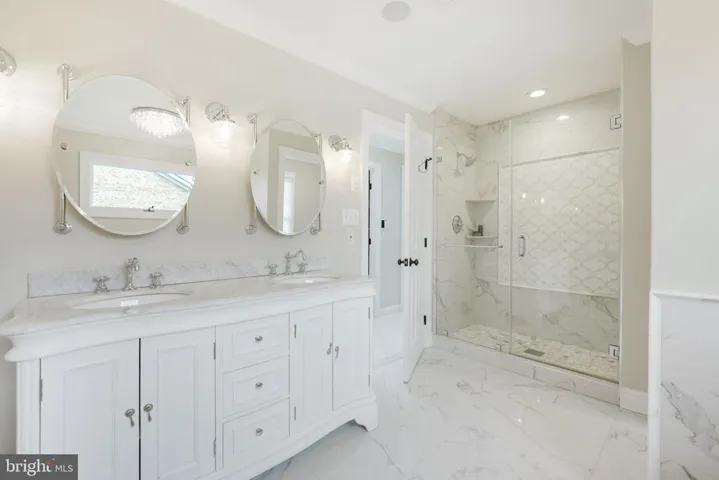 9425 Lakeside Dr, Vienna, Virginia 22182