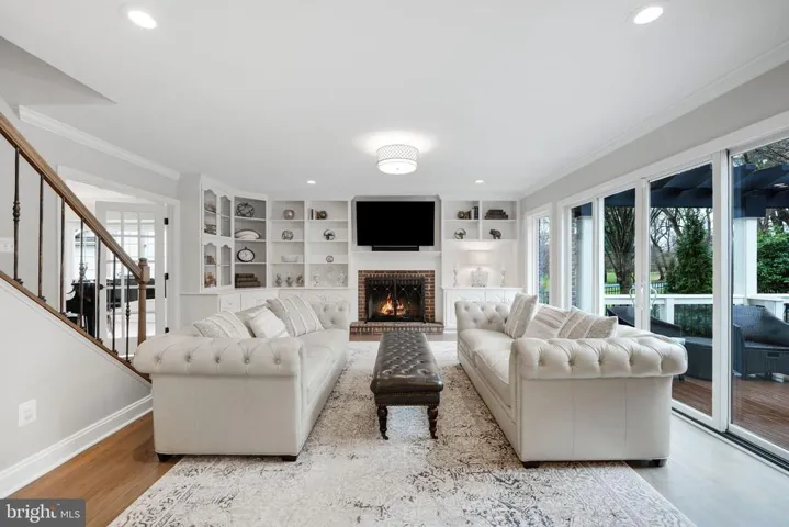 9425 Lakeside Dr, Vienna, Virginia 22182