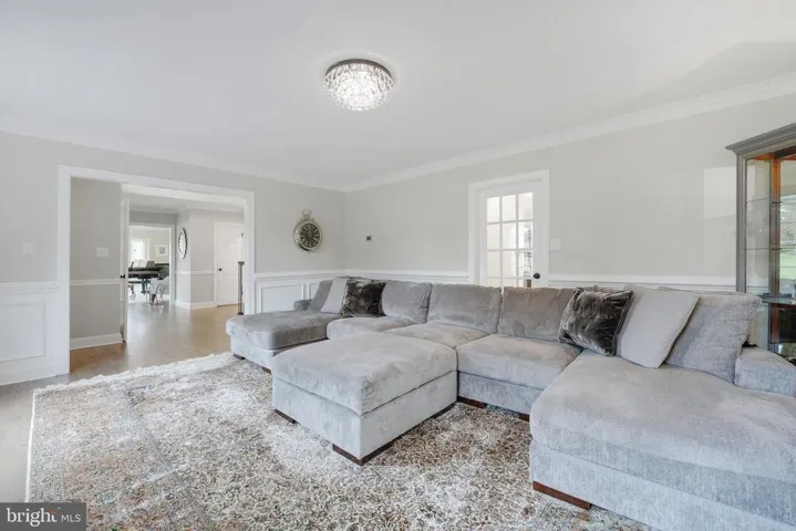 9425 Lakeside Dr, Vienna, Virginia 22182