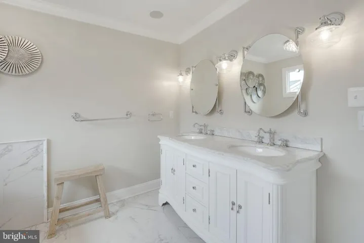 9425 Lakeside Dr, Vienna, Virginia 22182