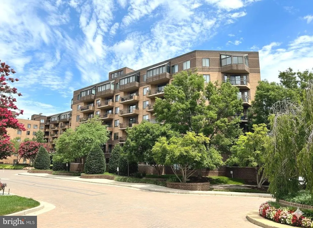 2111 WISCONSIN AVENUE, Washington, DC 20007