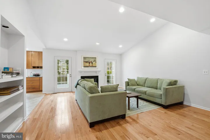 9420 Lakeside Dr, Vienna, Virginia 22182
