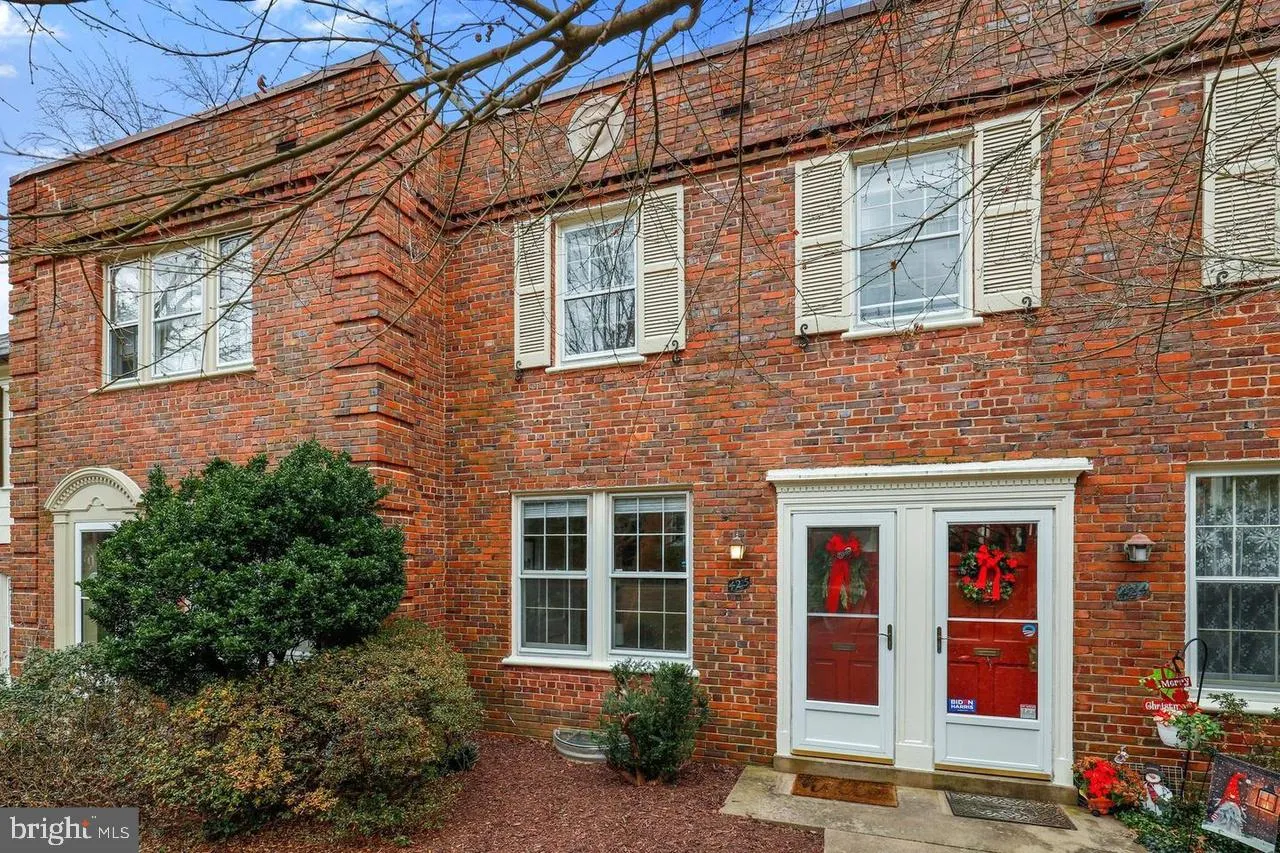 1400 BARTON STREET, Arlington, VA 22204