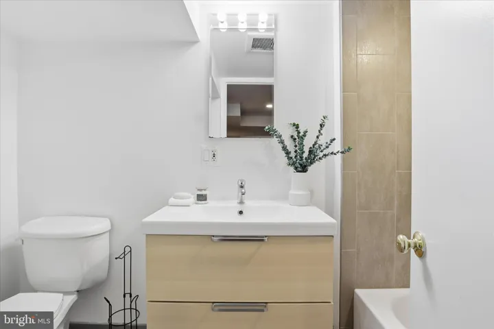 7013 Kenfig Pl, Falls Church, Virginia 22042