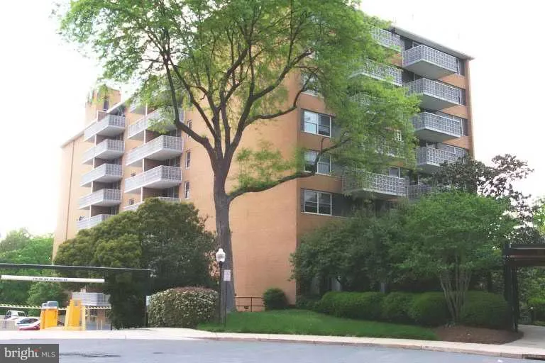 2030 ADAMS STREET, Arlington, VA 22201