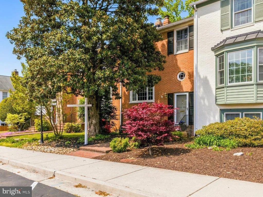 8240 TAUNTON PLACE, Springfield, VA 22152