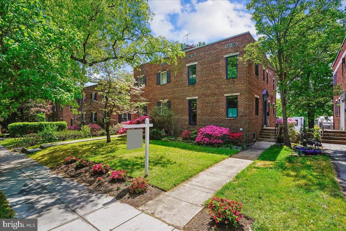 2910 UPTON STREET, Washington, DC 20008