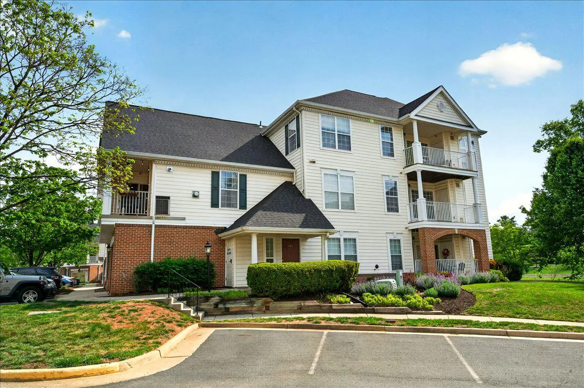 25280 LAKE SHORE SQUARE, Chantilly, VA 20152