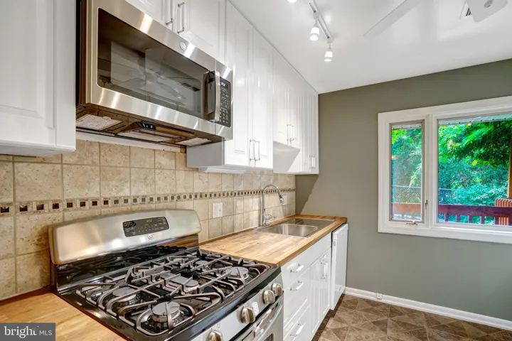 821 N Latham Street, Alexandria, VA 22304