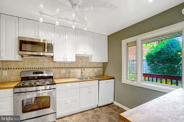 821 N Latham Street, Alexandria, VA 22304