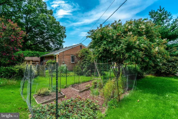 821 N Latham Street, Alexandria, VA 22304