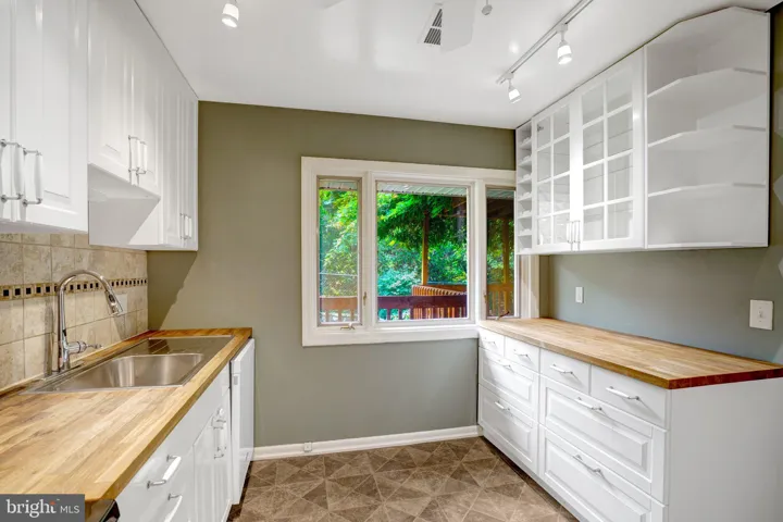821 N Latham Street, Alexandria, VA 22304