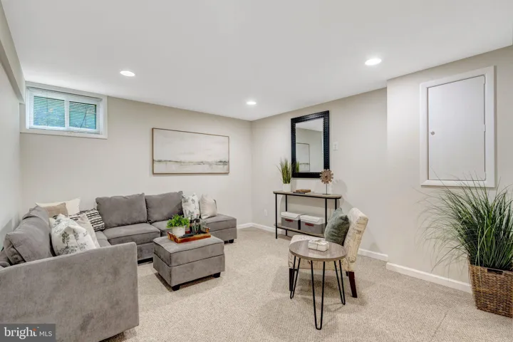 8304 Lindside Way, Springfield, VA 22153