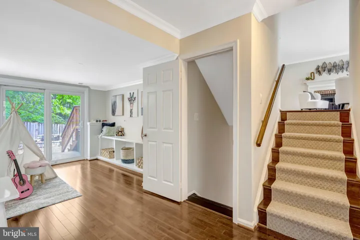 8304 Lindside Way, Springfield, VA 22153