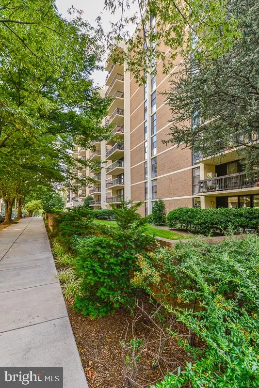 1016 WAYNE STREET, Arlington, VA 22204