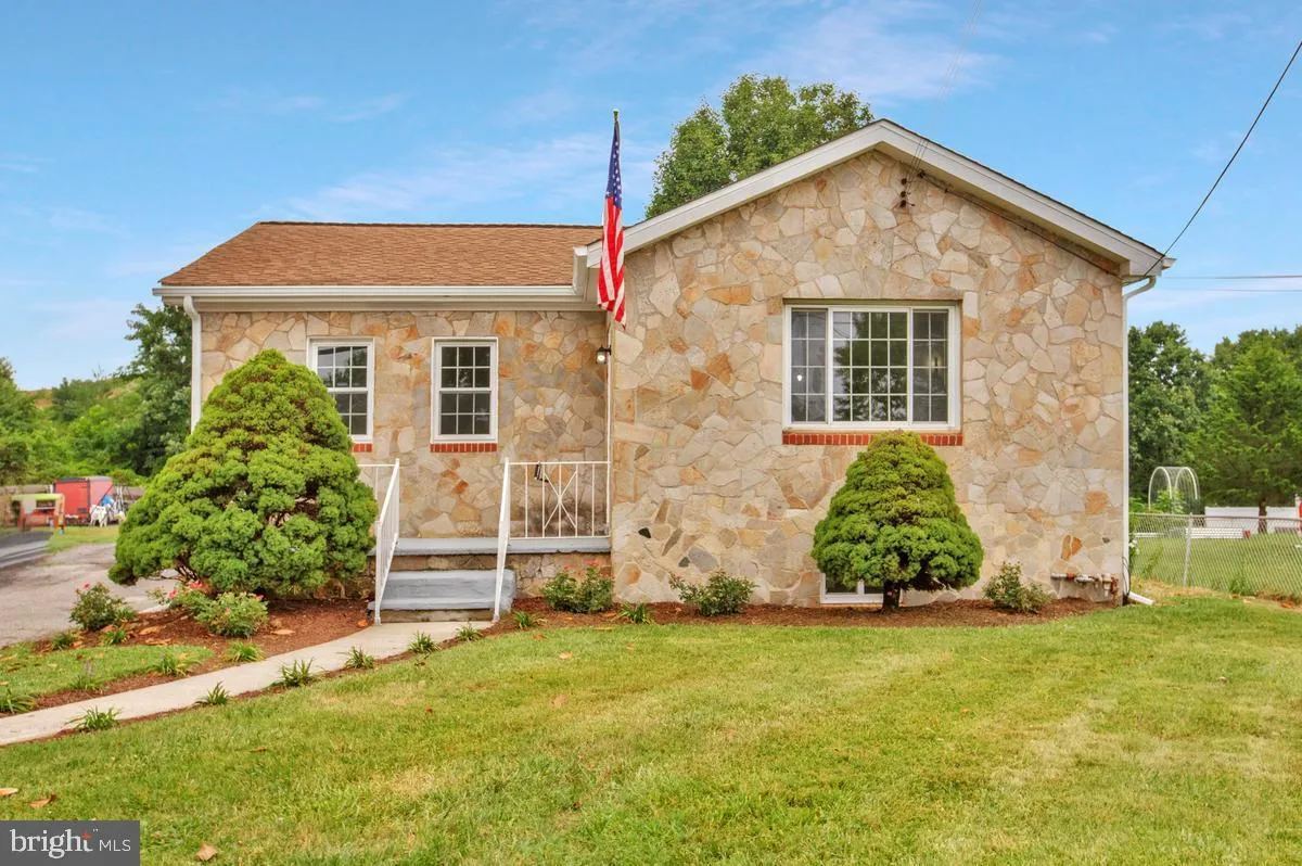 906 HAMMONDS LANE, Baltimore, MD 21225