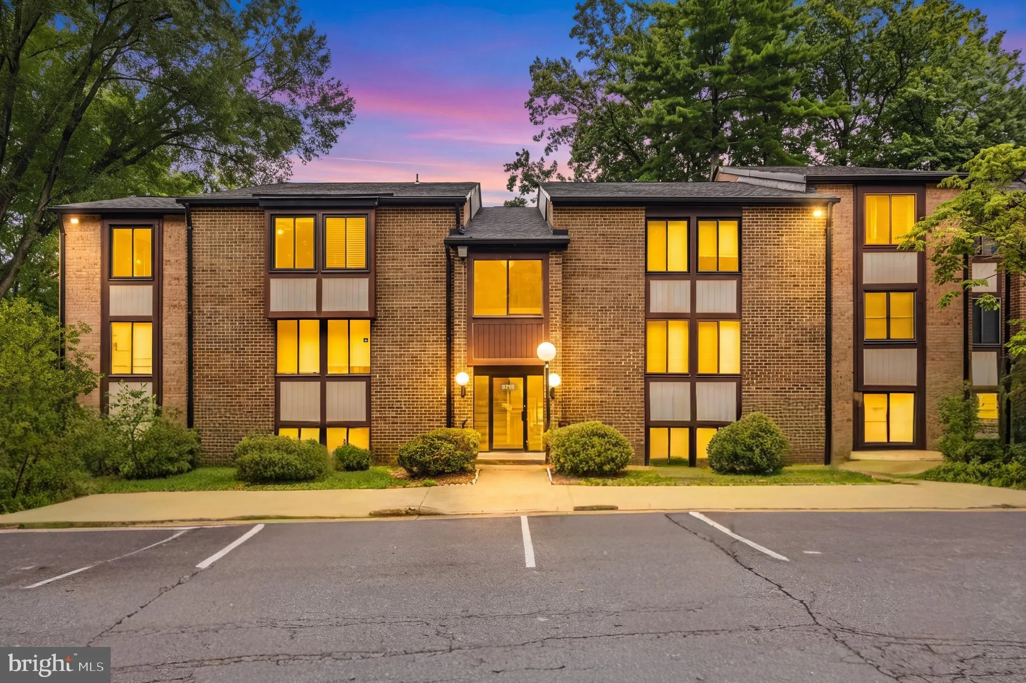 9715 KINGS CROWN COURT, Fairfax, VA 22031