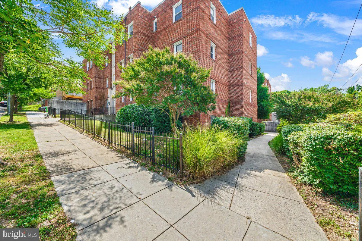1800 28TH PLACE, Washington, DC 20020