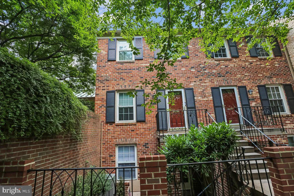 3217 SUTTON PLACE, Washington, DC 20016