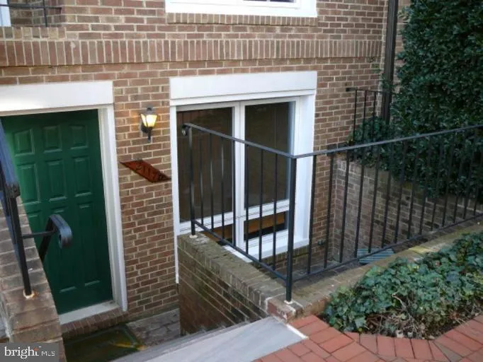2117 MONROE STREET, Arlington, VA 22207