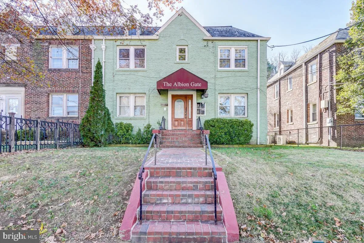 240 HAMILTON STREET, Washington, DC 20011