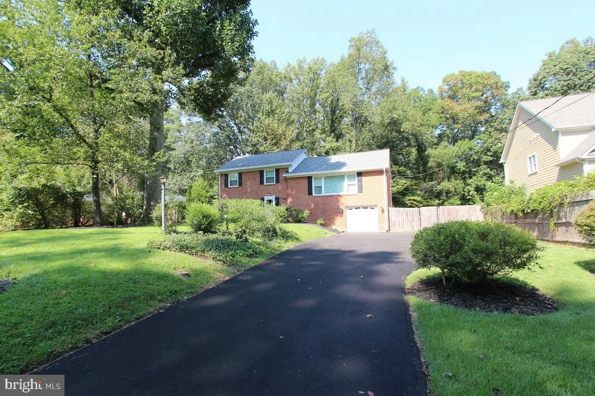 6915 WILSON LANE, Bethesda, MD 20817