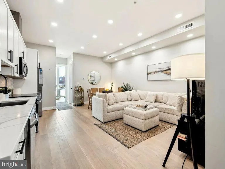 2213 M STREET, Washington, DC 20002