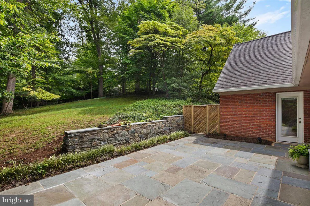 2425 TAYLOR STREET, Arlington, VA 22207
