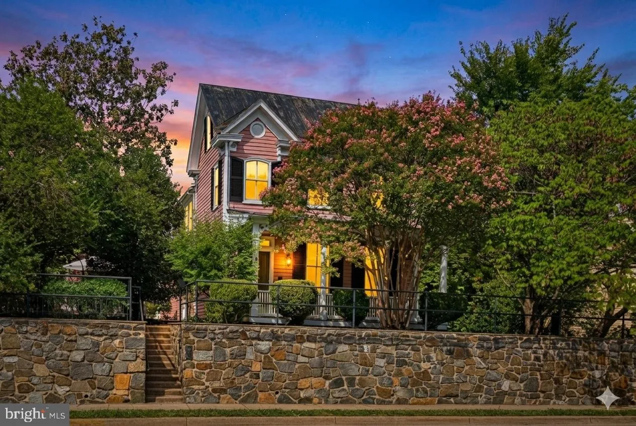 431 KING STREET, Leesburg, VA 20175