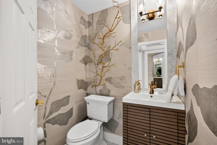 6674 Midhill Pl, Falls Church, Virginia 22043