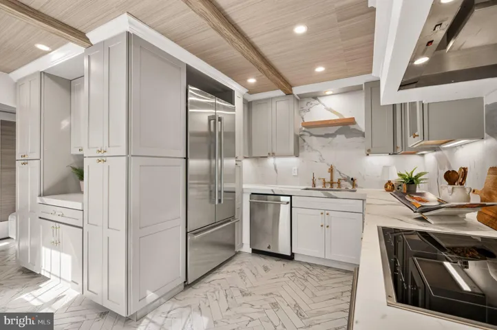 6674 Midhill Pl, Falls Church, Virginia 22043