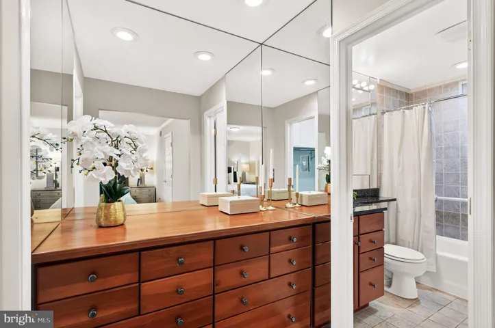 6674 Midhill Pl, Falls Church, Virginia 22043