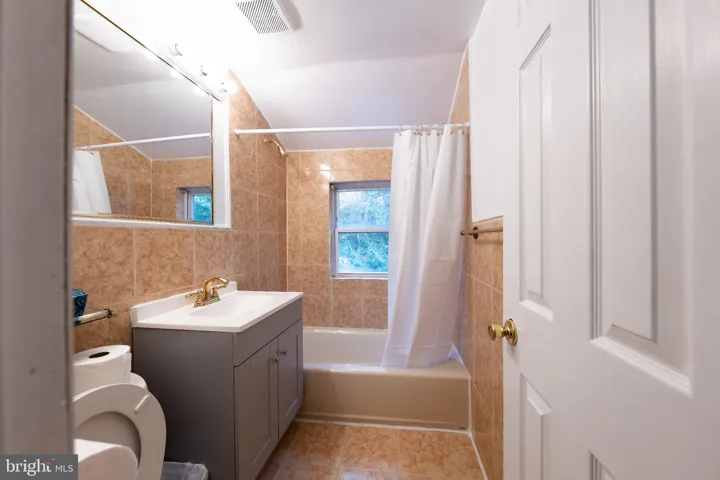 2419 N Dickerson St, Arlington, Virginia 22207