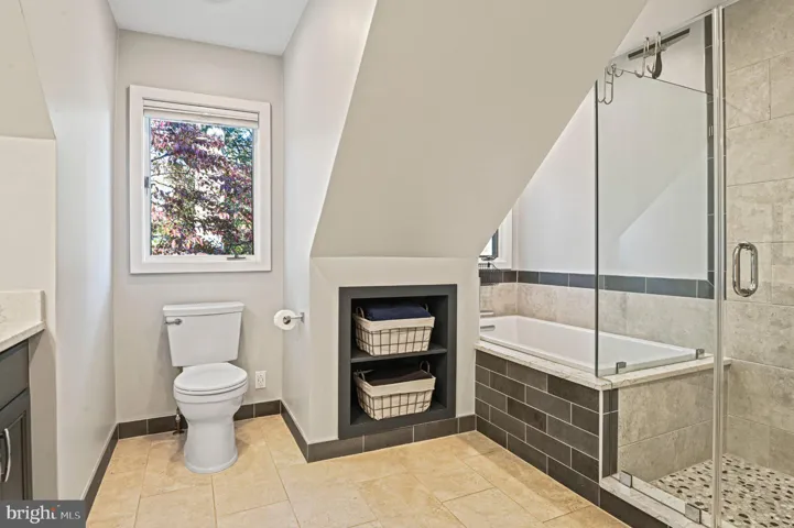 8869 Glenridge Ct, Vienna, Virginia 22182