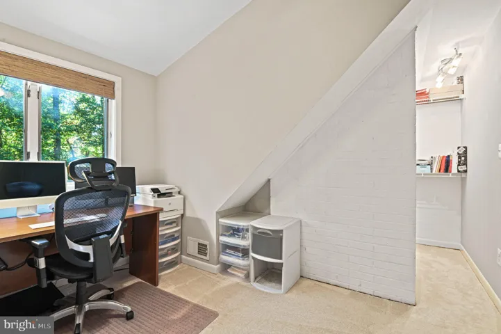 8869 Glenridge Ct, Vienna, Virginia 22182