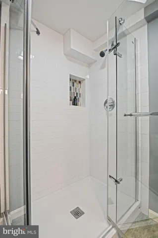 8869 Glenridge Ct, Vienna, Virginia 22182