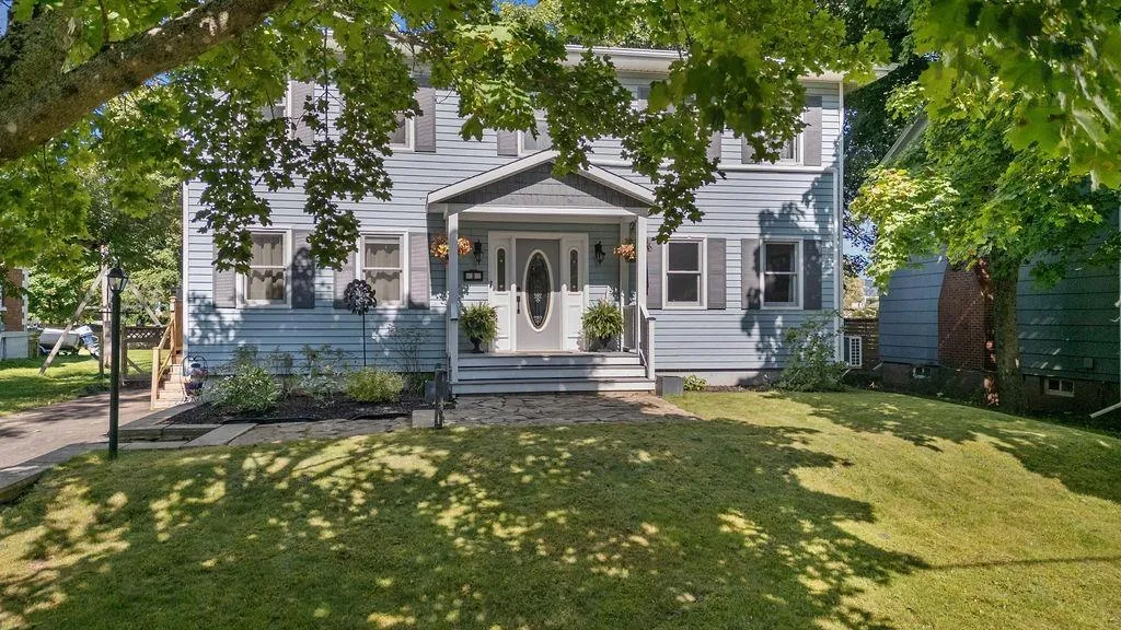 8 Regent Street, Amherst, NS B4H 4L2, 5 Bedrooms Bedrooms, ,3 BathroomsBathrooms,Residential,For Sale,Regent,202520047