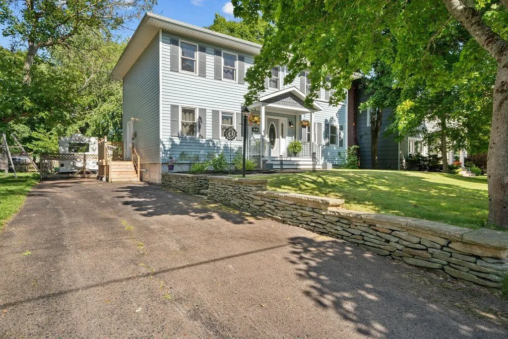 8 Regent Street, Amherst, NS B4H 4L2, 5 Bedrooms Bedrooms, ,3 BathroomsBathrooms,Residential,For Sale,Regent,202520047