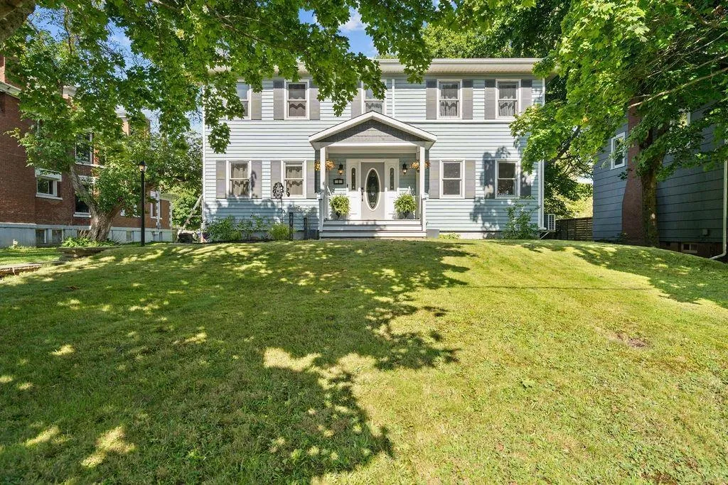 8 Regent Street, Amherst, NS B4H 4L2, 5 Bedrooms Bedrooms, ,3 BathroomsBathrooms,Residential,For Sale,Regent,202520047