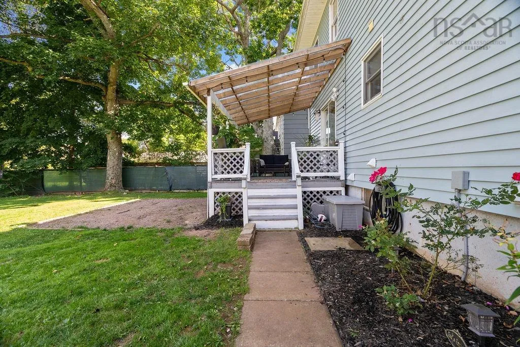 8 Regent Street, Amherst, NS B4H 4L2, 5 Bedrooms Bedrooms, ,3 BathroomsBathrooms,Residential,For Sale,Regent,202520047