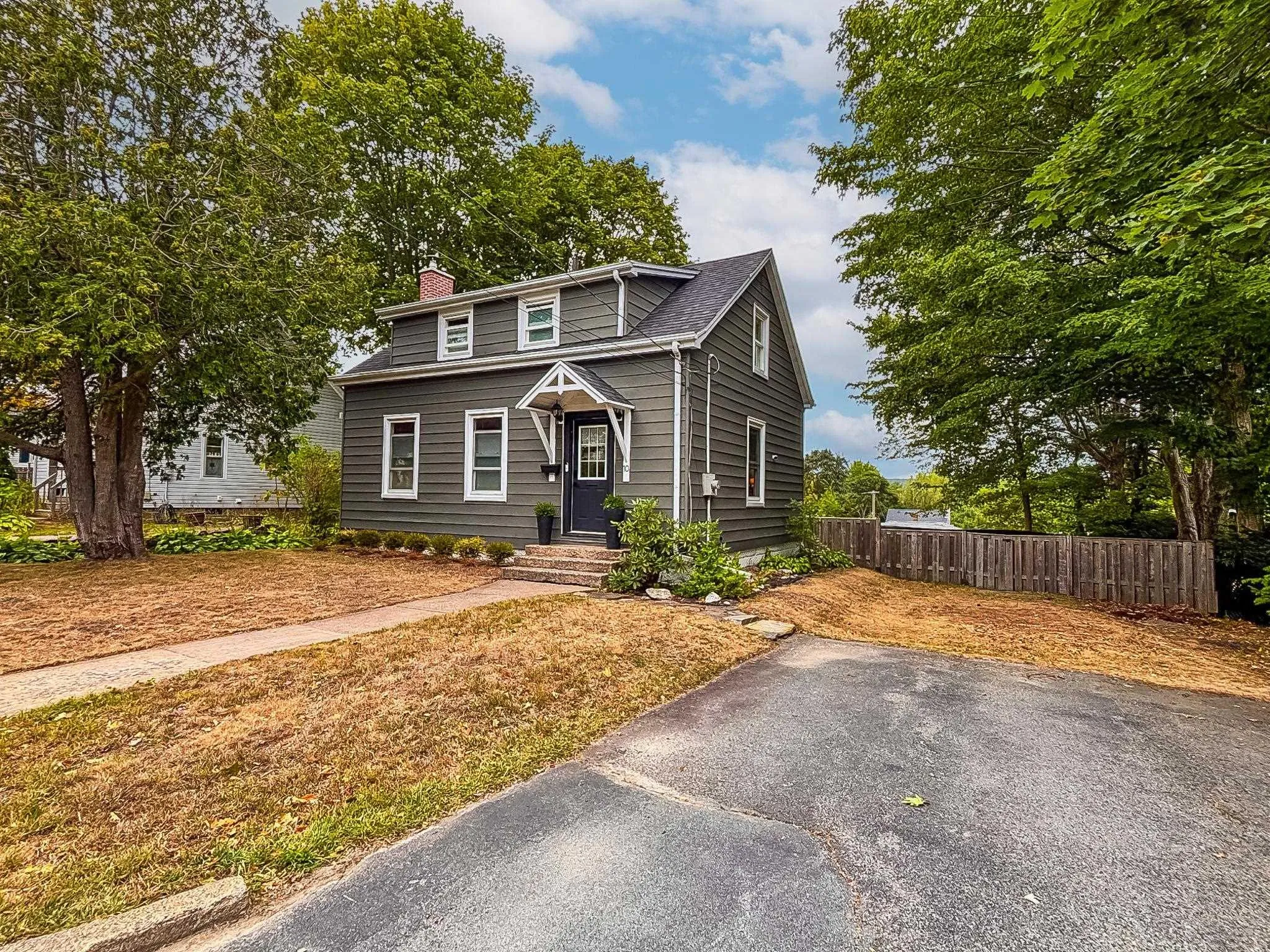 10 Dawson Street, Bridgewater, NS B4V 1S6, 2 Bedrooms Bedrooms, ,1 BathroomBathrooms,Residential,For Sale,Dawson,202521629