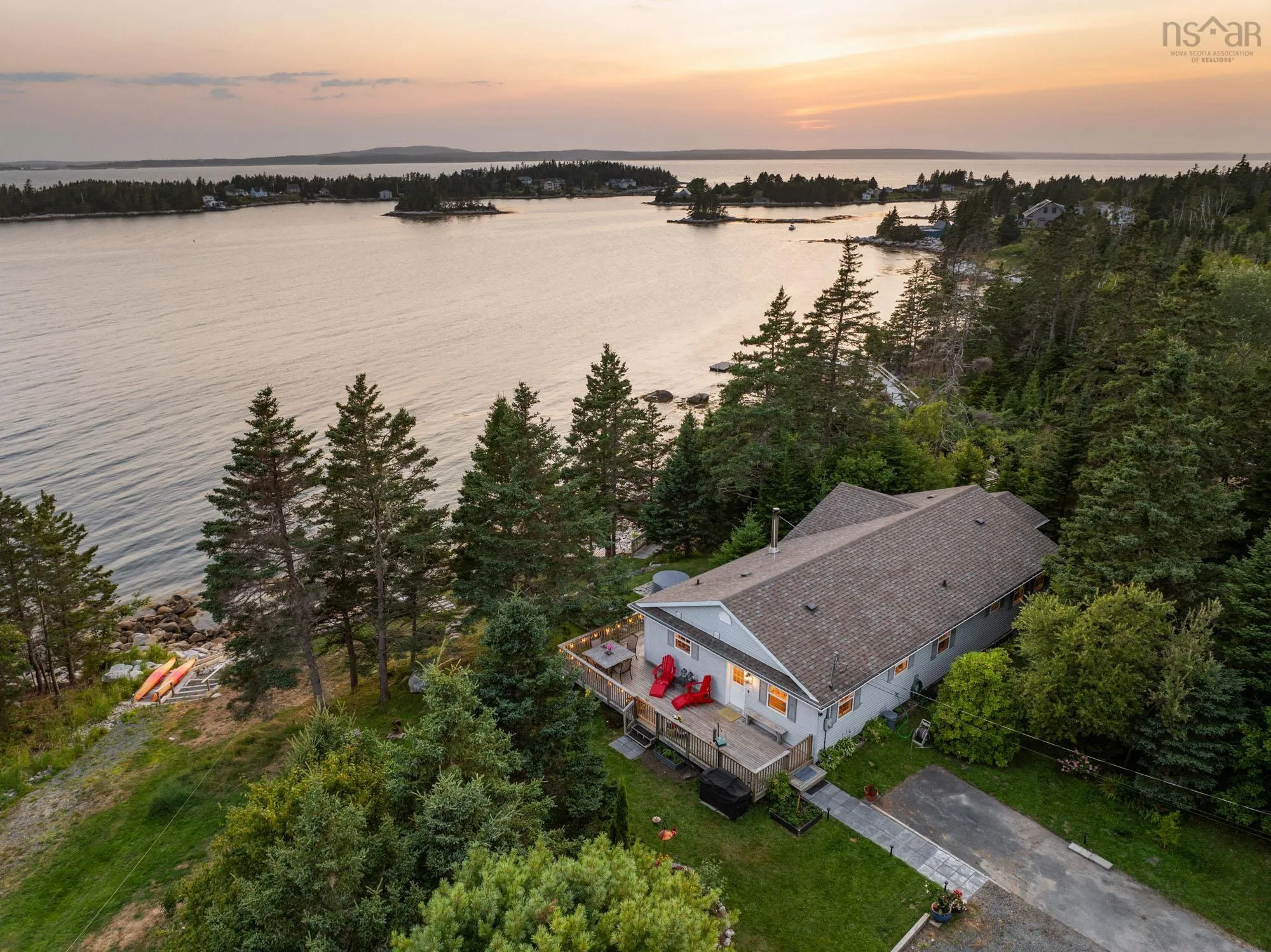 8748 Peggys Cove Road, Indian Harbour, NS B3Z 3P3, 2 Bedrooms Bedrooms, ,2 BathroomsBathrooms,Residential,For Sale,Peggys Cove,202520536