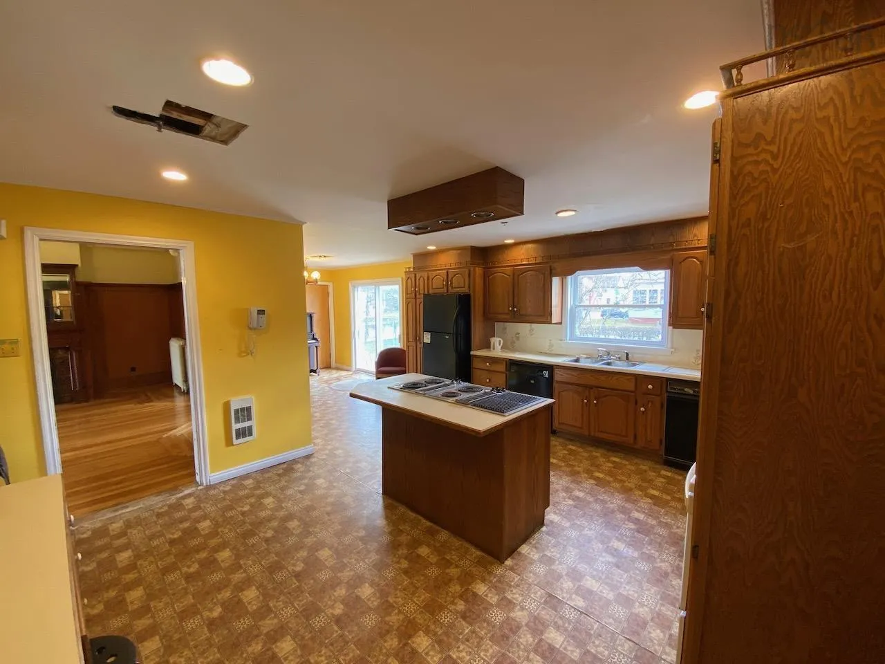 13 Parade Street, Yarmouth, NS B5A 3A5, 31 Bedrooms Bedrooms, ,Residential Income,For Sale,Parade,202512778